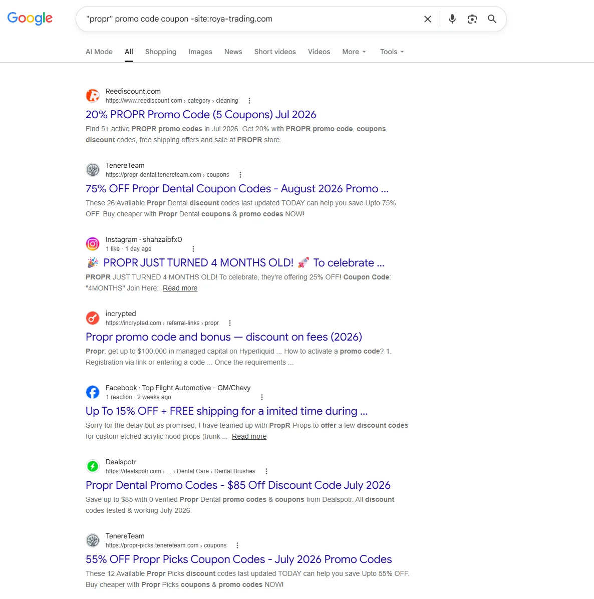 un site agrégateur de coupons affichant un « code promo » pour une prop firm sans page de paiement publique, à côté du vrai panier de la firm sans champ code — le contraste en une image.
